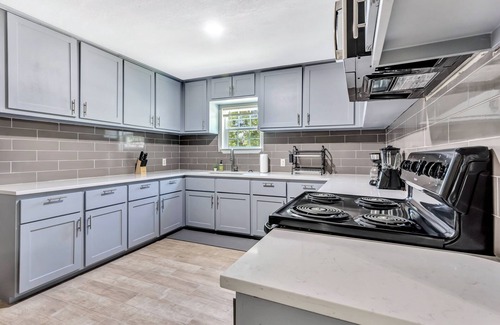 Cedar Crest House | Family-sized 3-BR Home by Downtown Dallas & Art District