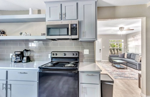 Cedar Crest House | Family-sized 3-BR Home by Downtown Dallas & Art District