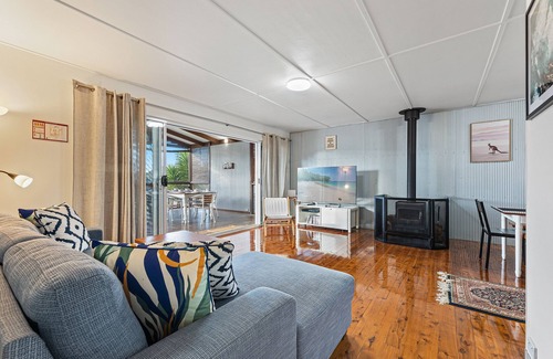 Potato Point House | Family-sized home with large deck - 200m to the beach