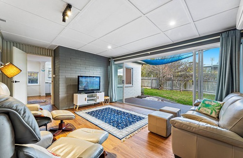 Potato Point House | Family-sized home with large deck - 200m to the beach