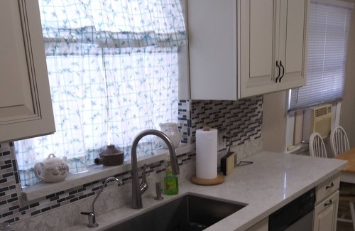 Downey House | Family sized house in nice neighborhood centrally located to Los Angeles Sites