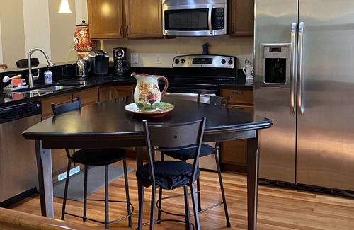 West St. Paul House | Family-sized townhouse adjacent to the River to River Greenway Trail