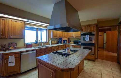 Cameron House | Family style home overlooking the Madison River