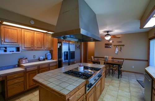 Cameron House | Family style home overlooking the Madison River