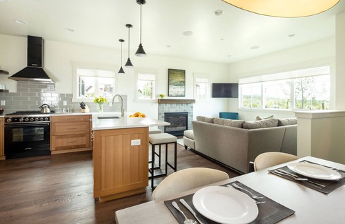 Bend Cottage | Family summer fun ~ resort pool ~ park ~ fire pit ~ golf ~ 24-hr staff ~ Bend 💛