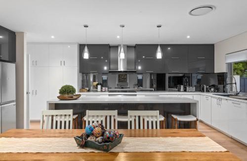 Karrinyup House | Family Vacation Escapade Shops Beach and Sun Await