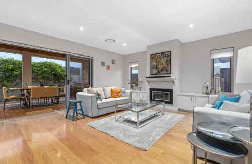 Karrinyup House | Family Vacation Escapade Shops Beach and Sun Await
