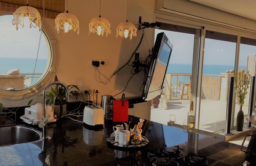 Jaffa Apartment | Family vacation penthouse, 66 steps to sea/beach, w/jacuzzi