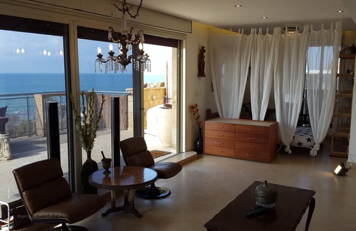 Jaffa Apartment | Family vacation penthouse, 66 steps to sea/beach, w/jacuzzi