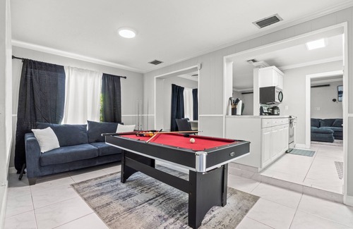 Croissant Park House | Family Vacation Gem: 5 Min to Airport, 15 to Beach