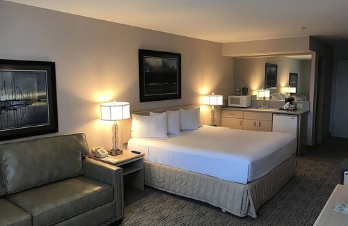 Warrenton Hotel | Family Vacay! Comfy Unit, Pool, Sauna and Gym