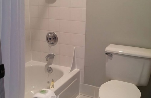 Warrenton Hotel | Family Vacay! Comfy Unit, Pool, Sauna and Gym