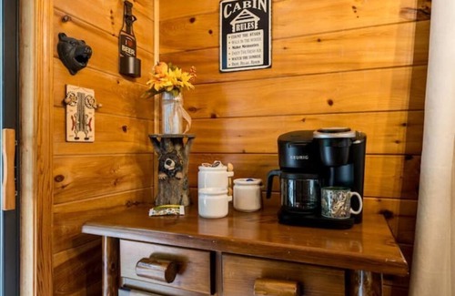 Ellijay Cabin | Family Vacay in the MTN's with Hot Tub, Fire pit, Pools & Dog Friendly w/Games
