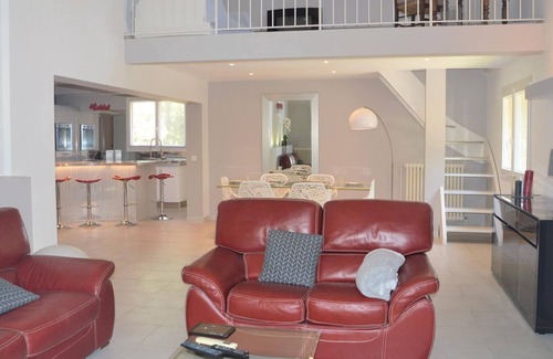 Grans House | Fancy a sunny vacation in a beautiful vacation home with private pool and pleasantly shaded terrace.