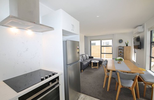 Kawaha Point House | Fantail Brand New Absolute Lakefront Whole House