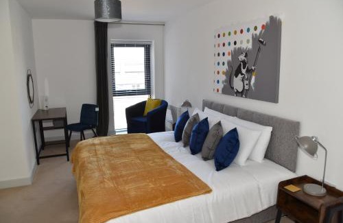 Swindon Apartment | FANTASTIC 2 Dbl Bedroom Apt. FREE off-road parking