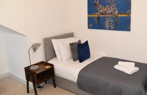 Swindon Apartment | FANTASTIC 2 Dbl Bedroom Apt. FREE off-road parking