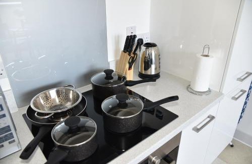 Swindon Apartment | FANTASTIC 2 Dbl Bedroom Apt. FREE off-road parking