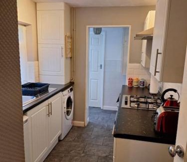 Chatham Apartment | Fantastic 3-bed with free parking & Wi-Fi Located in Chatham Kent