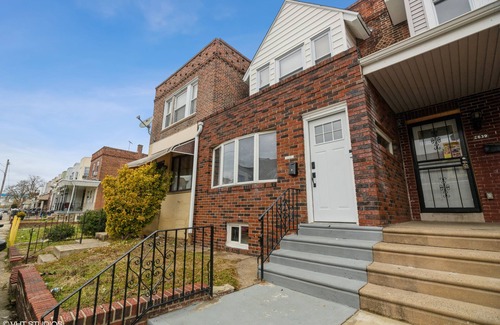 Primos Secane House | Fantastic 3 bedroom, 1.5 bath Townhouse located in the heart of Elmwood Park
