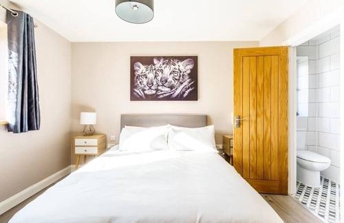 Cleeve House | Fantastic and Sleek 3BD Home Wrington Bristol