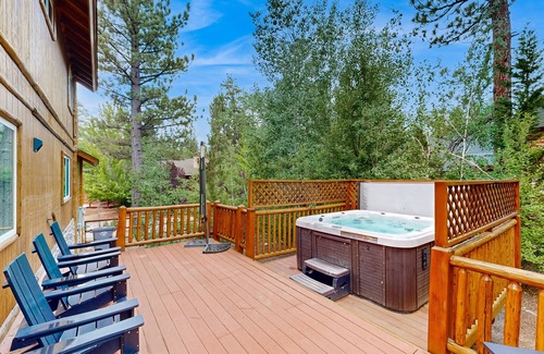 Eagle Mountain Estates Cabin | Fantastic cabin with fireplace, game room, mountain view, & hot tub