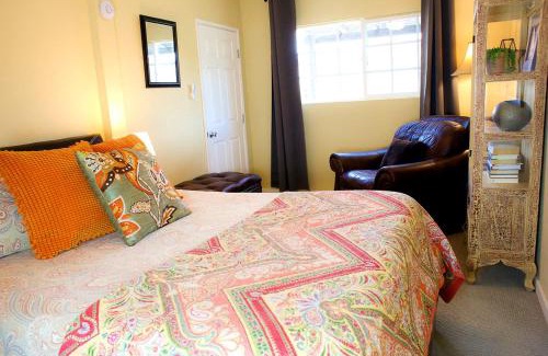 Rainbow CDP House | Fantastic Cottage with Hot-tub in Rainbow, California