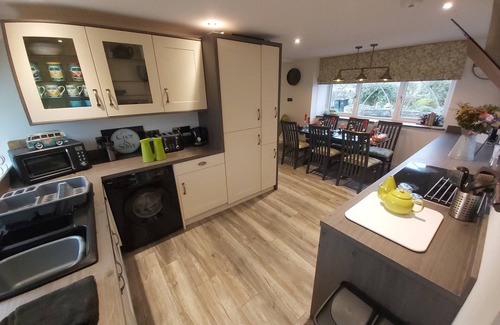 Compton Dundon Cottage | Fantastic Country House with a hot tub + splash pool + games in private grounds.