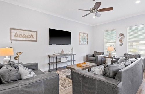Emerald Waters Village House | Fantastic home close to beach w/shared pool, central AC, WiFi, balcony, & patio