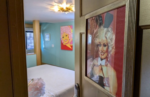 Sturgeon Bay Hotel | Fantastic king bed suite! Dolly inspired.