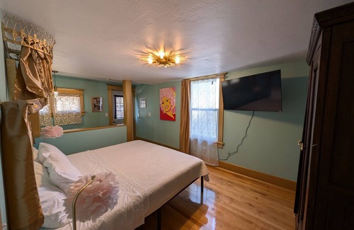 Sturgeon Bay Hotel | Fantastic king bed suite! Dolly inspired.