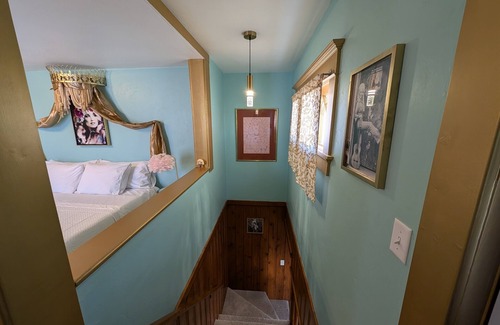 Sturgeon Bay Hotel | Fantastic king bed suite! Dolly inspired.