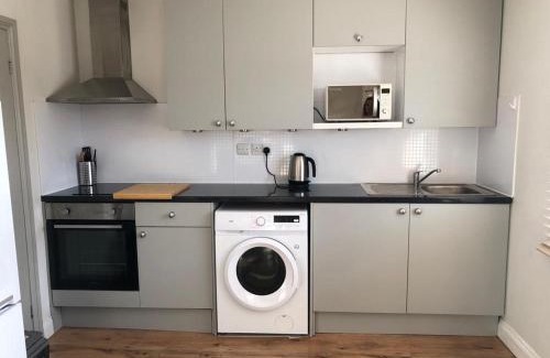 Heston Central Apartment | Fantastic large 1 bed Loft Flat close to Heathrow - 77VFR5