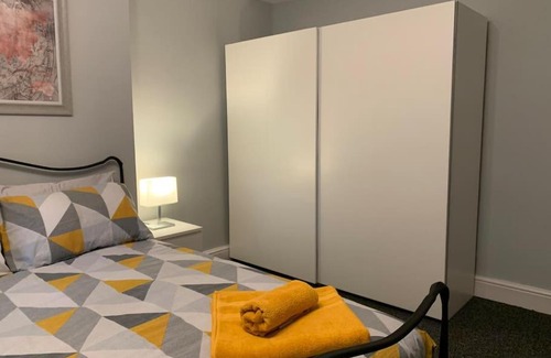Trafford Apartment | Fantastic Large 2 X Bedroom Flat, Free Parking