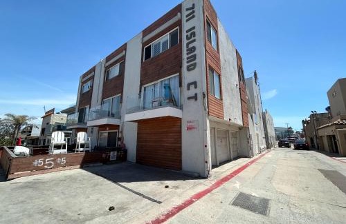 Mission Beach Apartment | Fantastic Mission Beach condo steps to the Beach