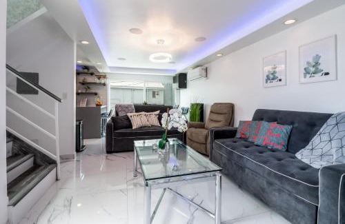 Mission Beach Apartment | Fantastic Mission Beach condo steps to the Beach