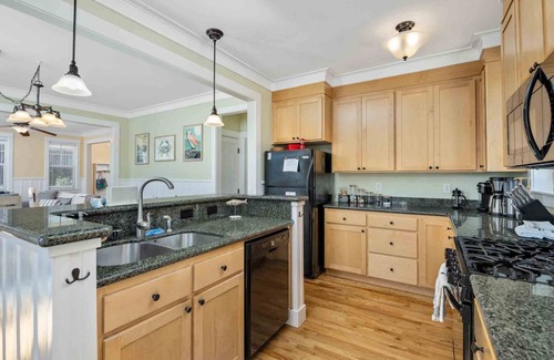 Otter Rock House | Fantastic Olivia Beach Retreat, Hot Tub, One Block From Park & Playground, Communal Pool, Gym