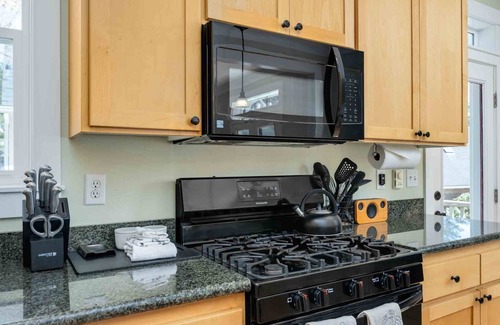 Otter Rock House | Fantastic Olivia Beach Retreat, Hot Tub, One Block From Park & Playground, Communal Pool, Gym