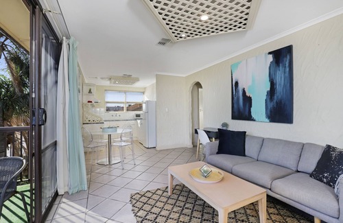 Glenelg North Apartment | Fantastic Riverview Balcony 2Bdrm | Glenelg North