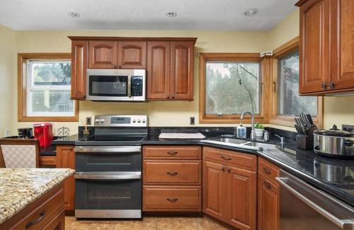 Pleasant Valley House | Fantastic Southeast Retreat, Just Above Johnson Creek, Pet Friendly, Huge Deck & Yard w/ Fire-Table