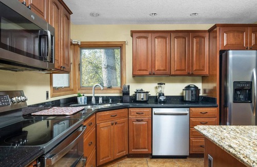 Pleasant Valley House | Fantastic Southeast Retreat, Just Above Johnson Creek, Pet Friendly, Huge Deck & Yard w/ Fire-Table