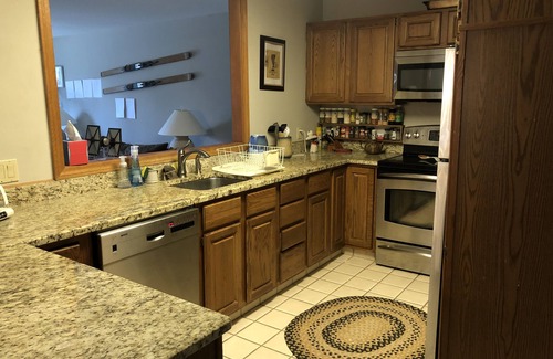 West Dover House | Fantastic Townhouse on Mount Snow Shuttle – Prime Location for Your Adventure!