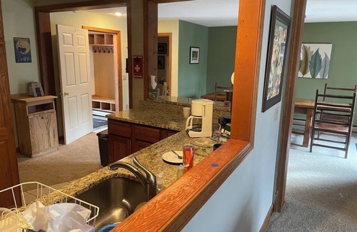 West Dover House | Fantastic Townhouse on Mount Snow Shuttle – Prime Location for Your Adventure!
