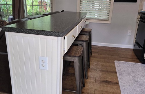 Sandwich Cottage | Fantastic, Updated, Seasonal 1-Bed Tiny House with Community Pool and Beach