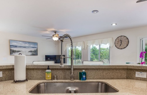 Keaau House | Fantastic vacation home with large lanai, private washer/dryer, and WiFi