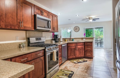 Keaau House | Fantastic vacation home with large lanai, private washer/dryer, and WiFi