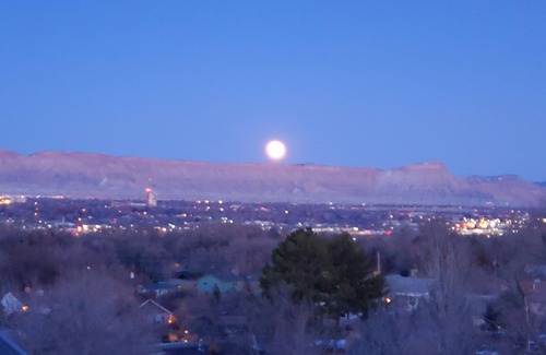 The Ridges House | Fantastic View, close to downtown & the Monument