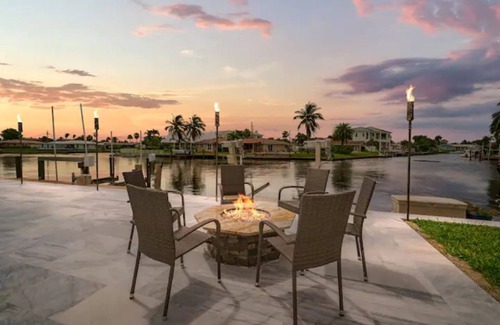 Cypress Lakes House | Fantastic waterfront home for 8 guests + Pool/Spa