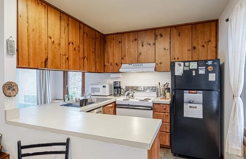 Waitsfield Condo | Fantastic wooded escape with shared pool and sports courts, fast WiFi & deck