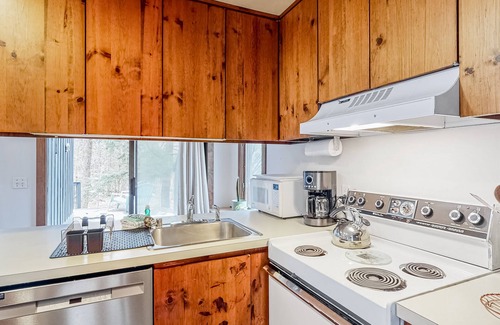 Waitsfield Condo | Fantastic wooded escape with shared pool and sports courts, fast WiFi & deck